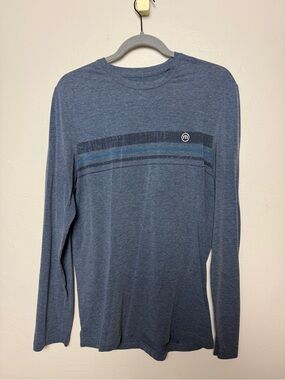 travis mathew men’s long sleeve graphic tee in blue
